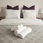 Home Ltt - Near Airport, Spacious, Sunny Apartment