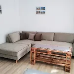 Home Ltt - Near Airport, Spacious, Sunny Apartment
