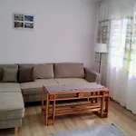 Home Ltt - Near Airport, Spacious, Sunny Apartment