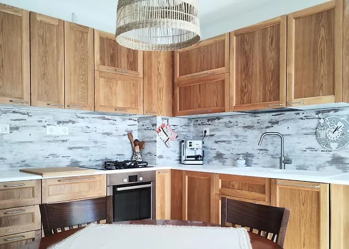 Home Ltt - Near Airport, Spacious, Sunny Apartment