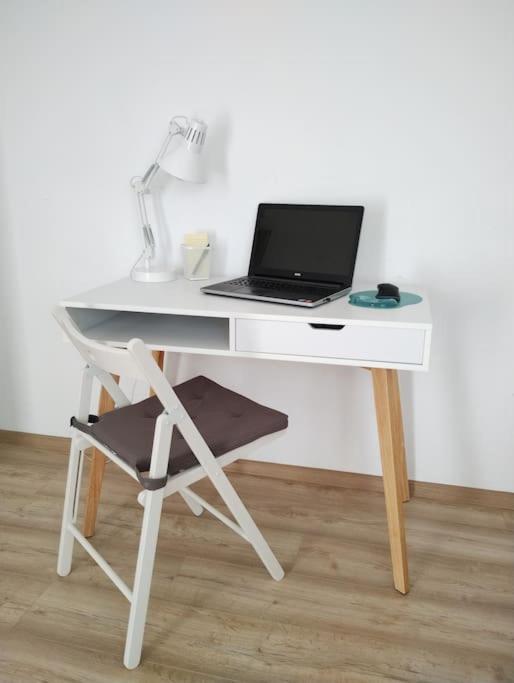 Ltt - Near Airport, Spacious, Sunny *