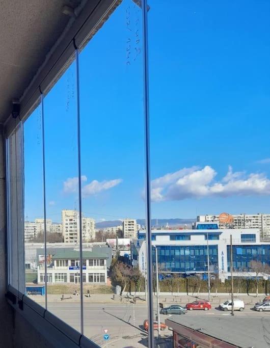 Ltt - Near Airport, Spacious, Sunny Apartament *