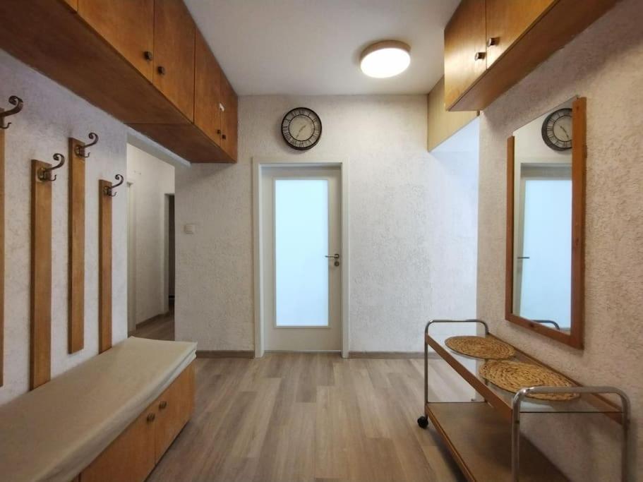 Ltt - Near Airport, Spacious, Sunny *