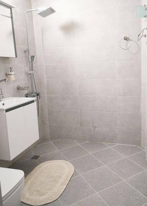Ltt - Near Airport, Spacious, Sunny *