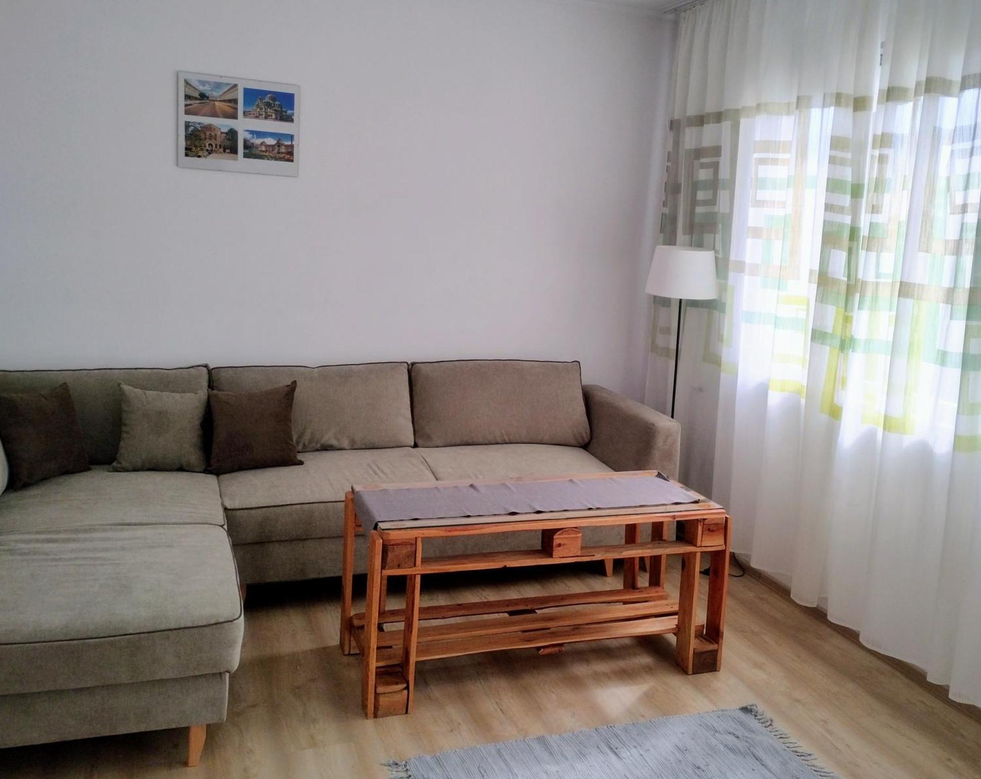 Ltt - Near Airport, Spacious, Sunny *